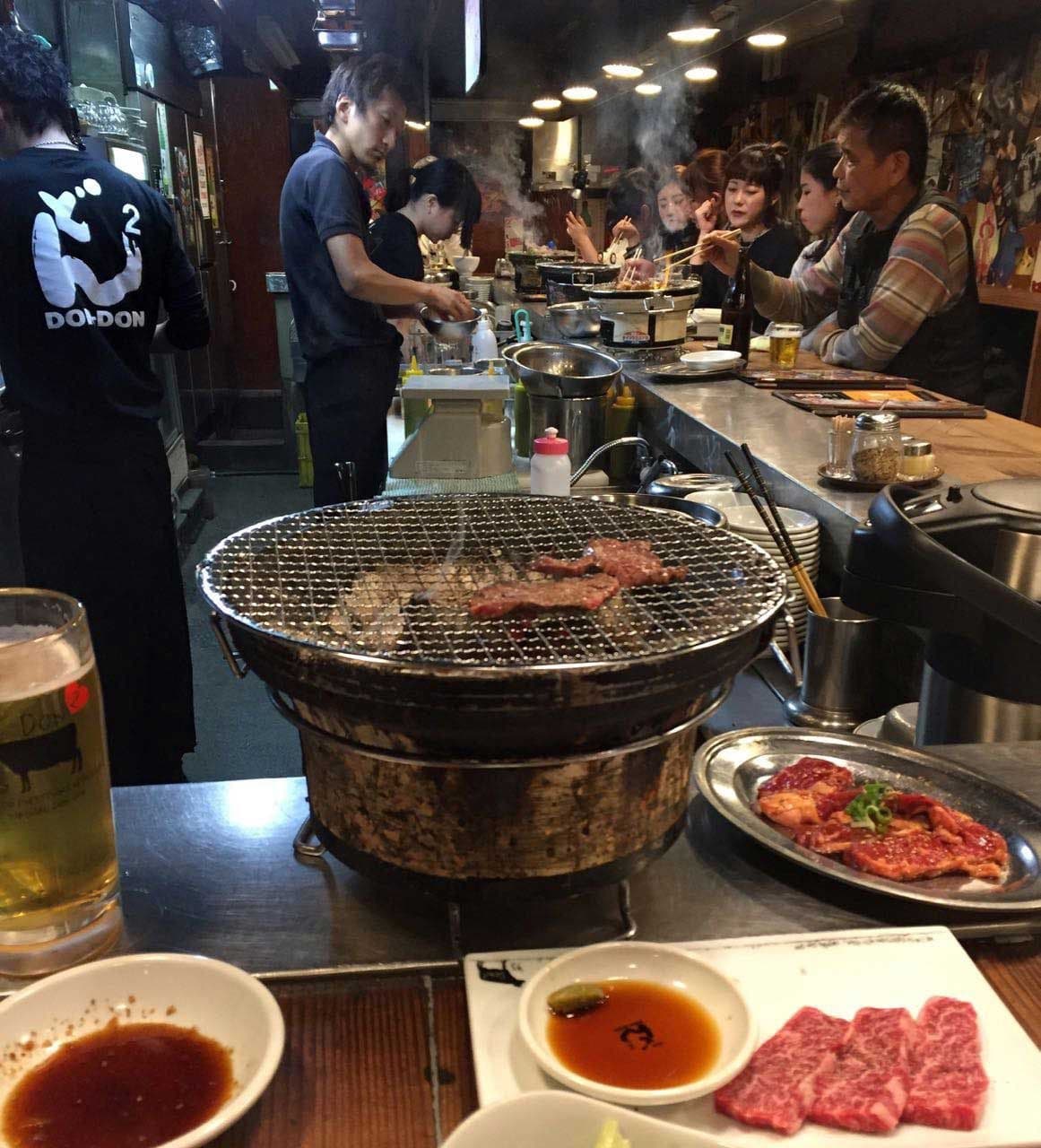 숯불 화로를 중심으로 손님들이 식사하는 모습
