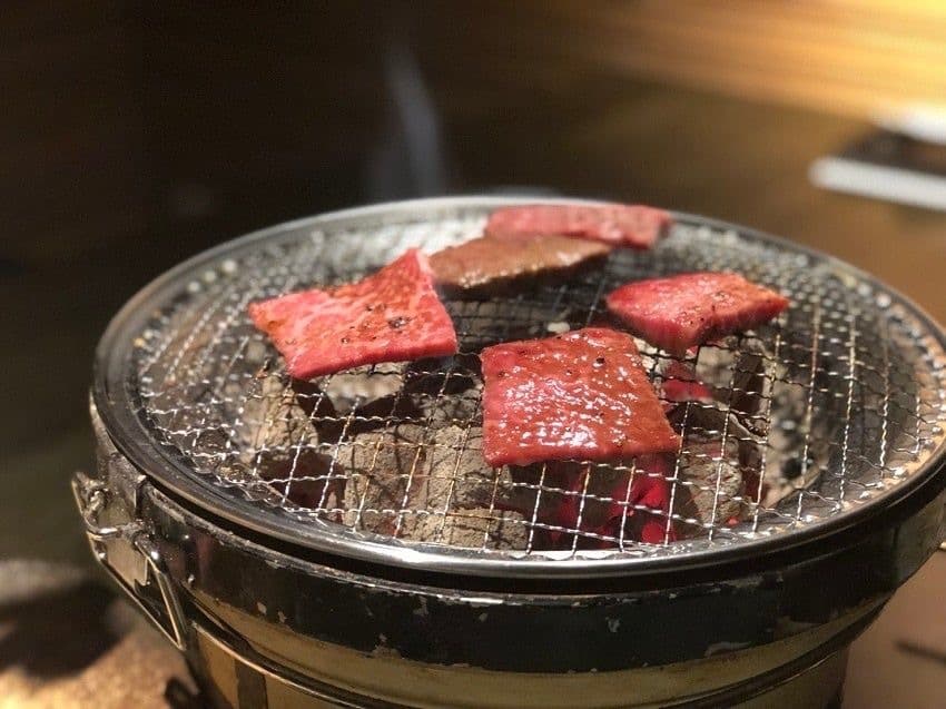 숯불 화로 위에서 익어가는 소고기